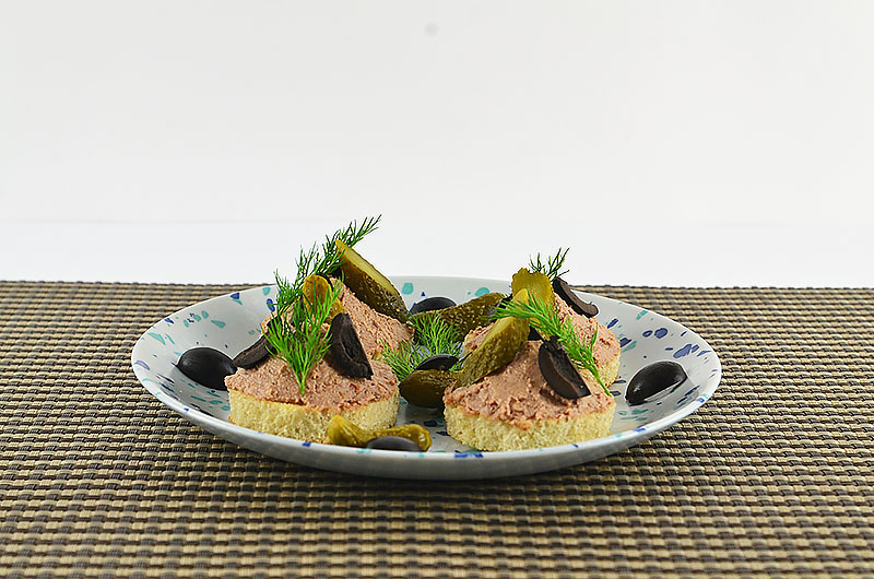 Schmackhafte Kanapees mit Thunfisch, sauren Gurken und Oliven - MeineSalate